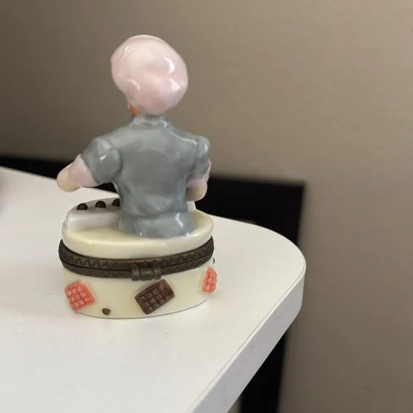 I LOVE LUCY PHB PORCELAIN HINGED TRINKET BOX MIDWEST OF CANNON Chocolate Factory